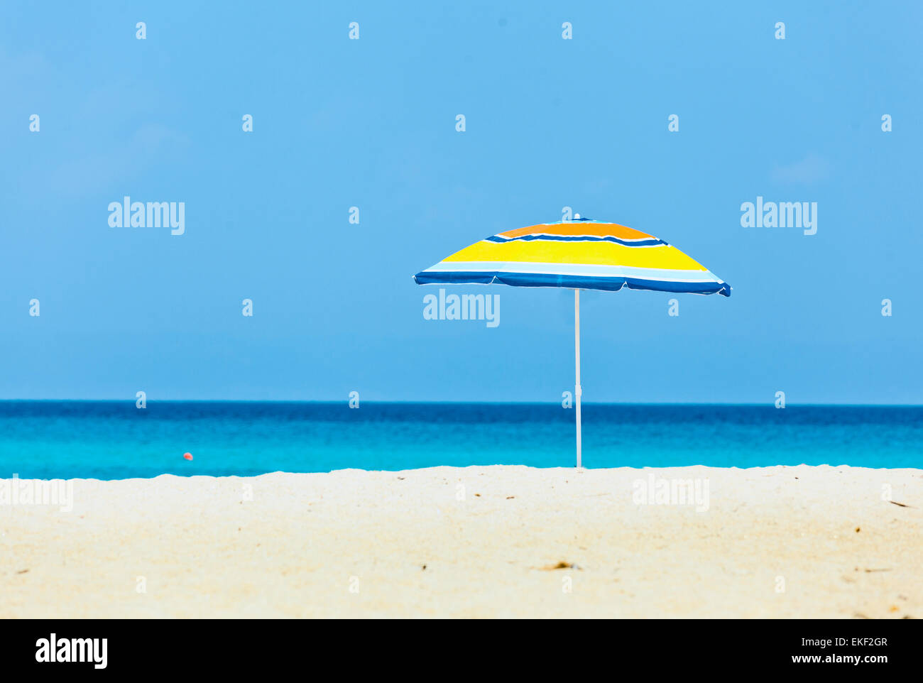 Ombrellone in spiaggia. Foto Stock