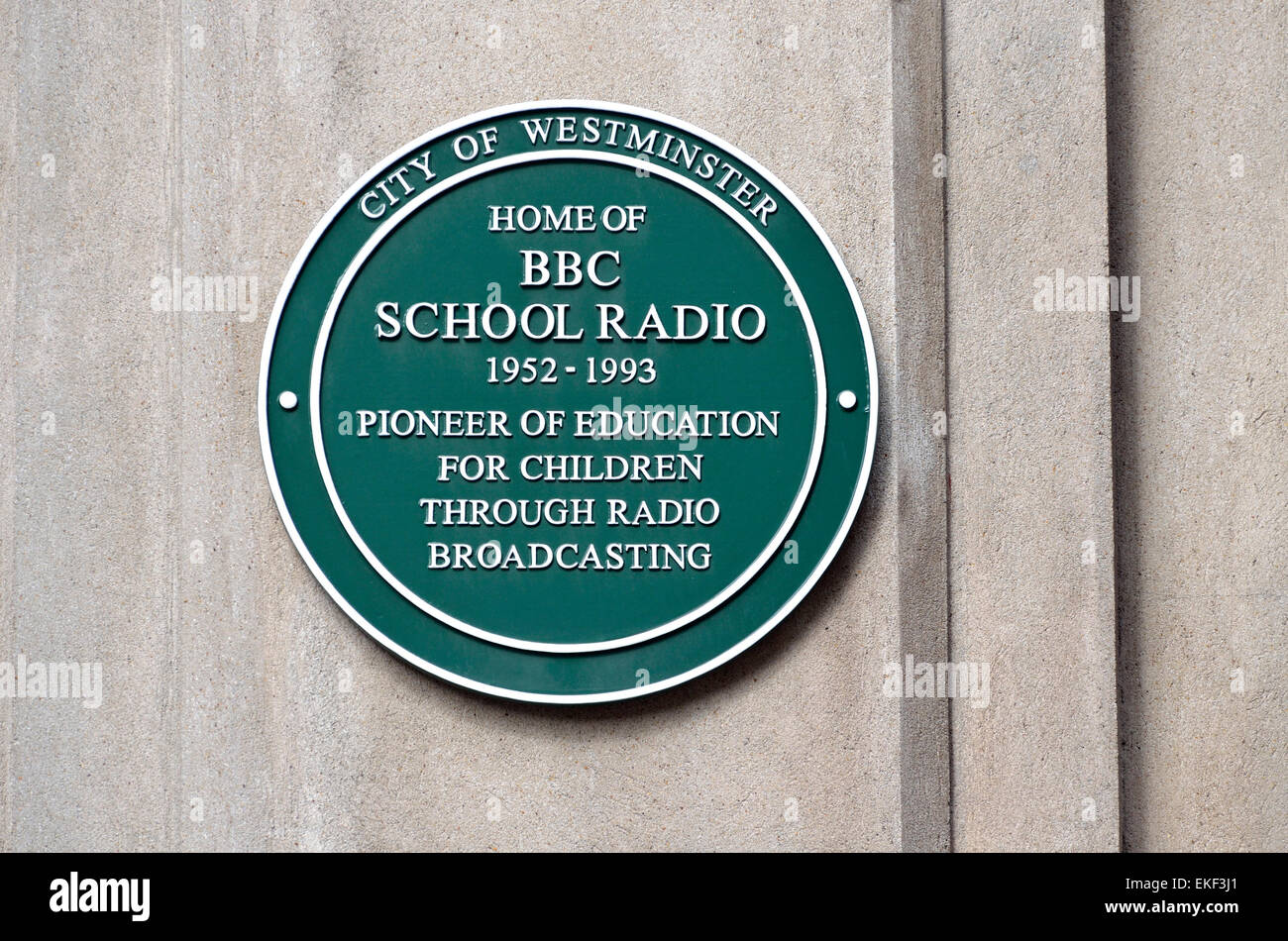 Londra, Inghilterra, Regno Unito. Una lapide commemorativa: Casa della scuola di BBC Radio (1952-1993) a 1 Portland Place Foto Stock