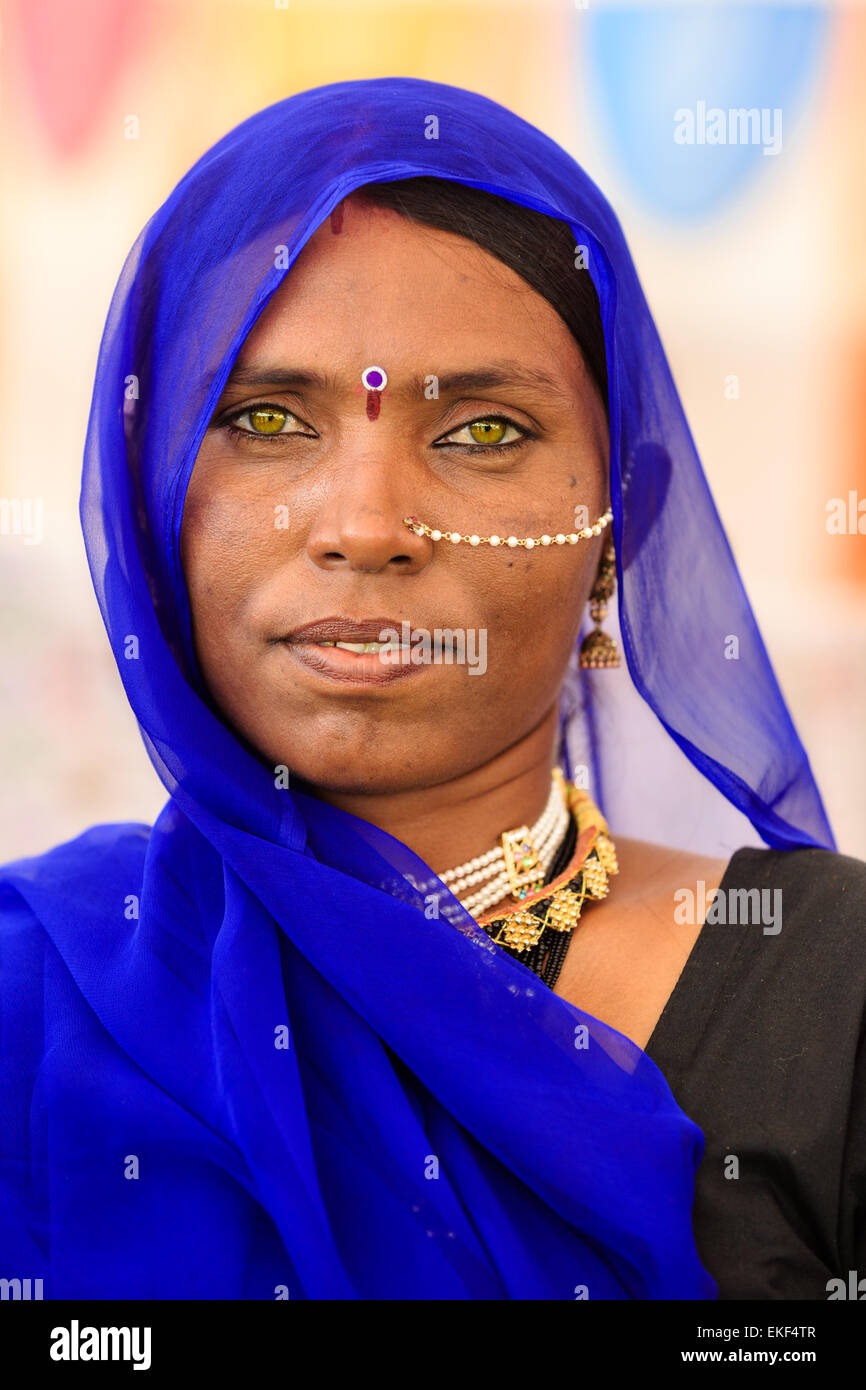 Unidentified giovani donne indiane i loro abiti colorati e tradizionali  sciarpe in Pushkar Mela ( Pushcal Camel Fair Foto stock - Alamy