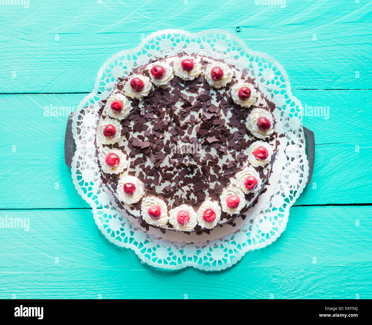 Torta della Foresta nera in legno color turchese. Foto Stock