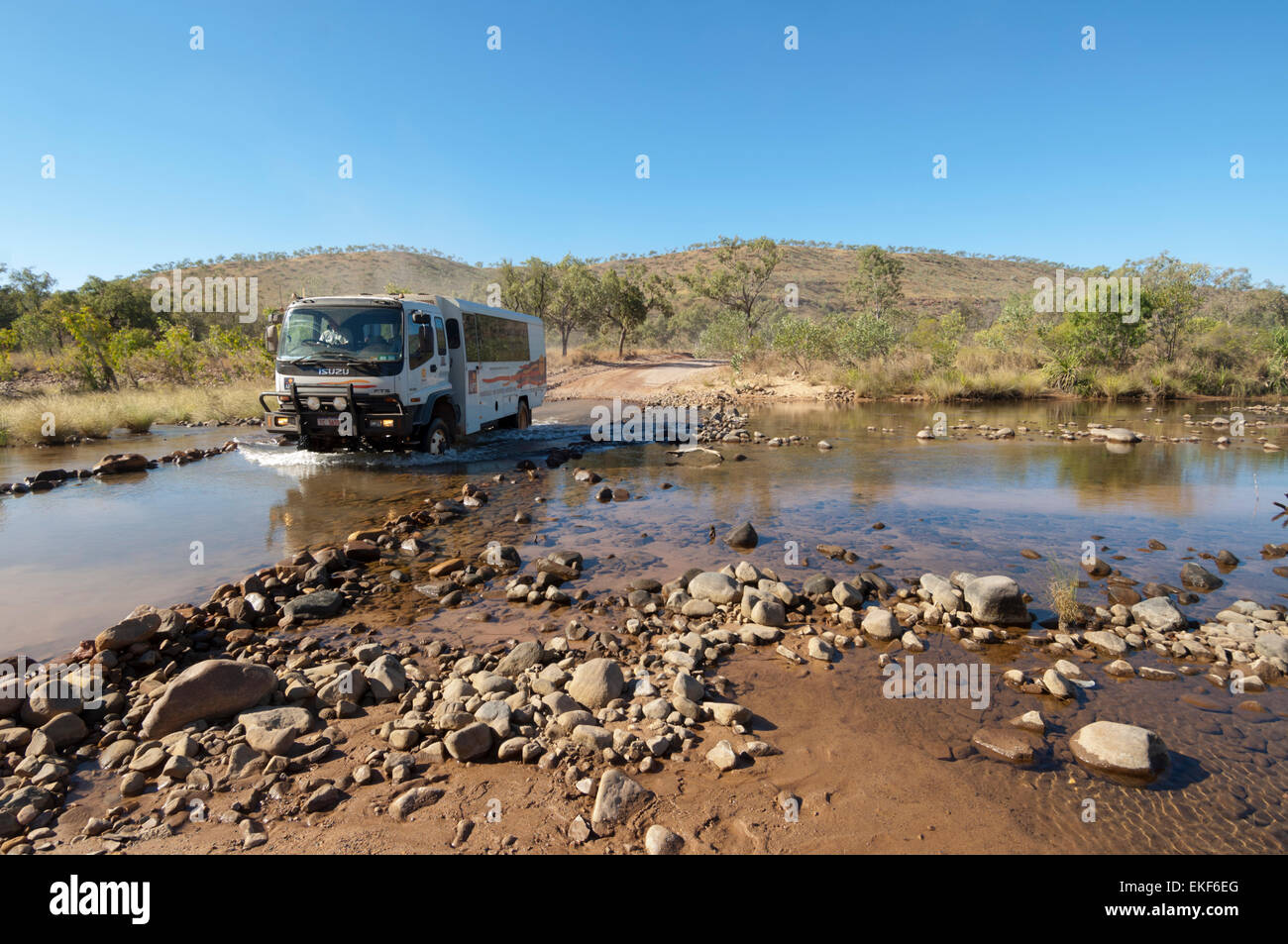 4x4 Isuzu Truck che attraversa un ruscello, Gibb River Road, Kimberley, Outback, Western Australia, WA, Australia Foto Stock