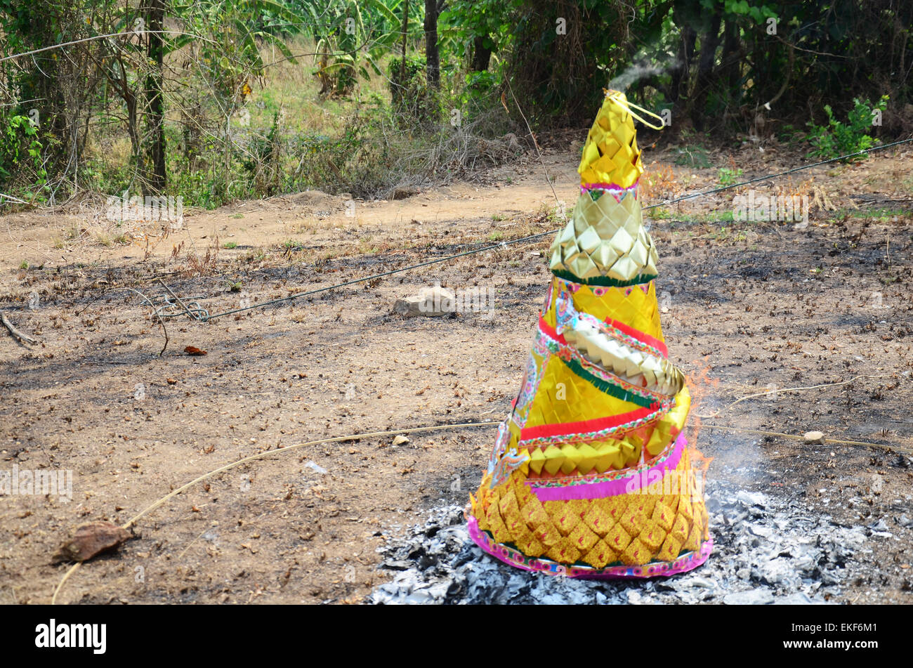 Masterizzare joss carta o inferno denaro cultura cinese nel Qingming Festival presso Sritasala cimitero di Ratchaburi, Thailandia. Foto Stock