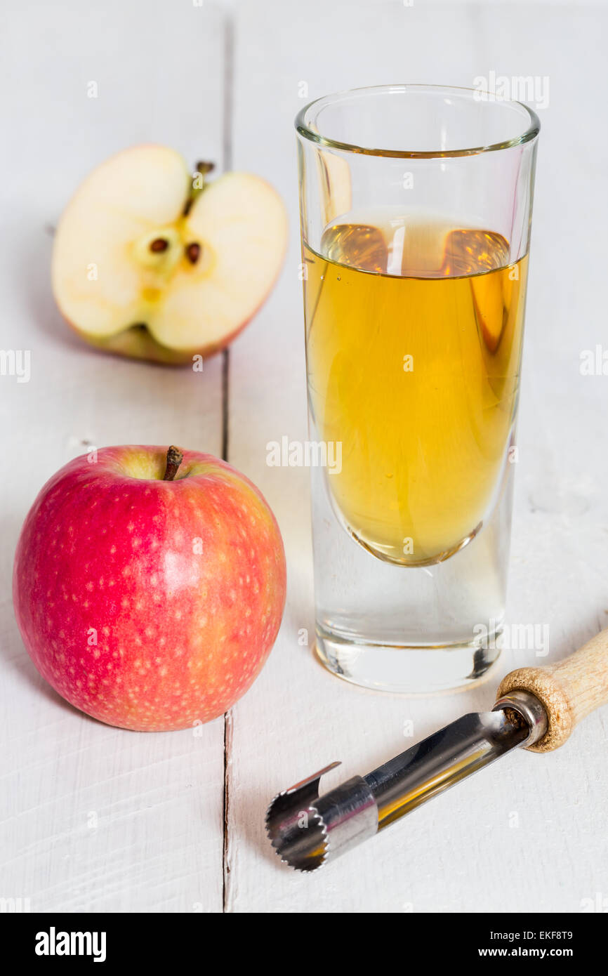 Il succo di mela spremuta in vetro su legno. Foto Stock