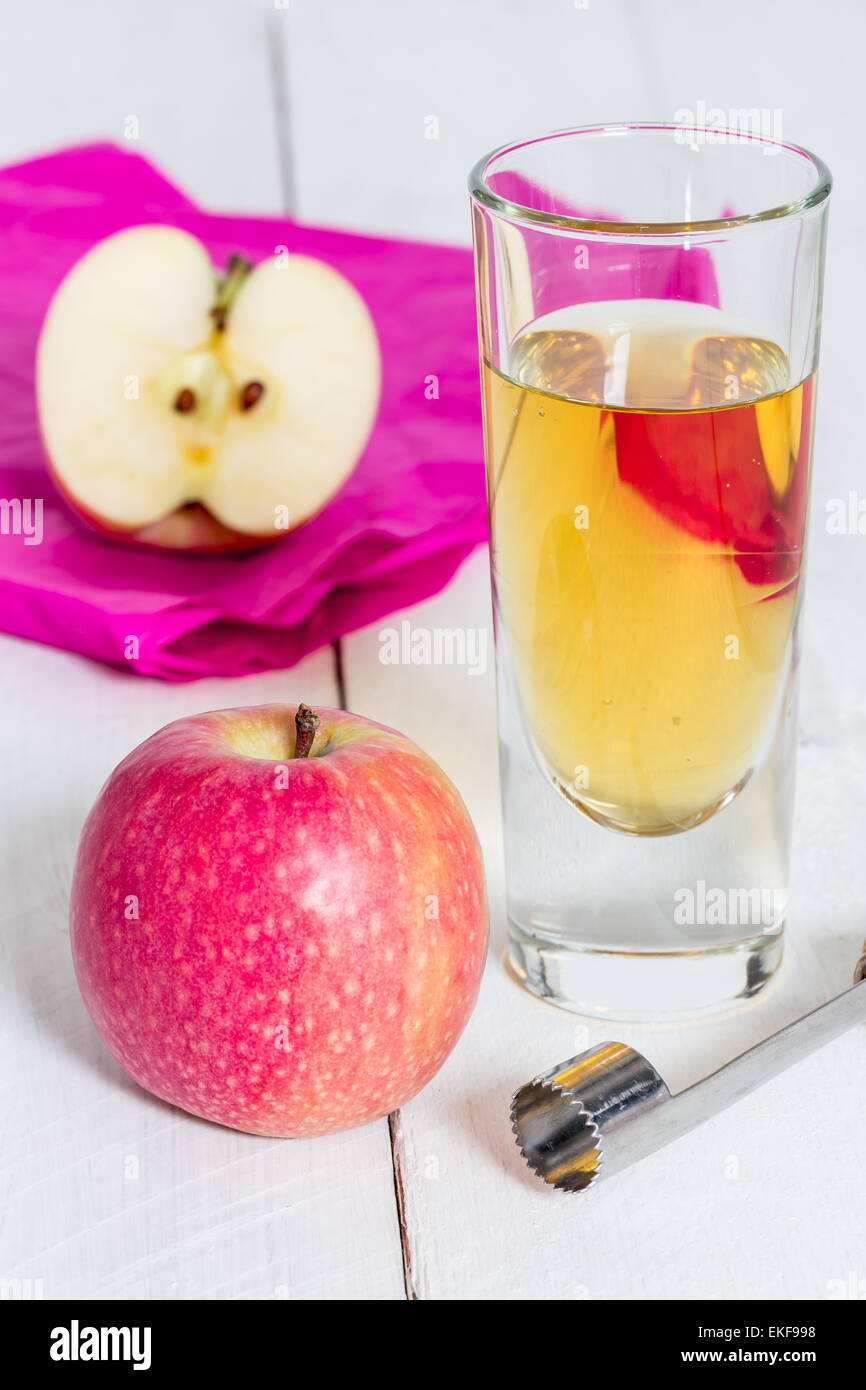 Il succo di mela spremuta in vetro su legno. Foto Stock