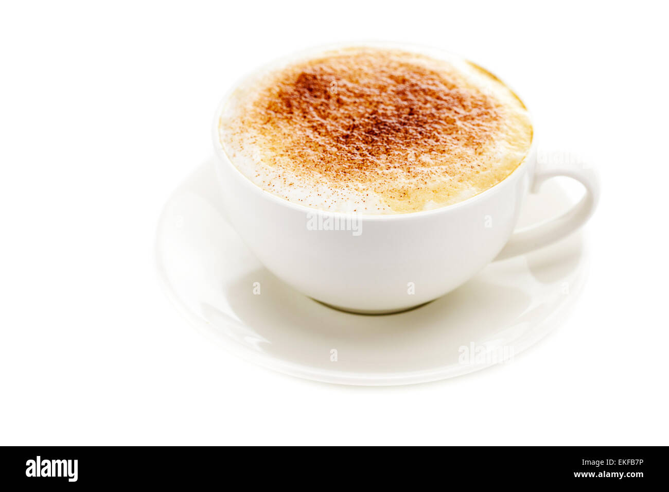 Cappuccino in una tazza in forma di cuori isolati su bianco Foto Stock