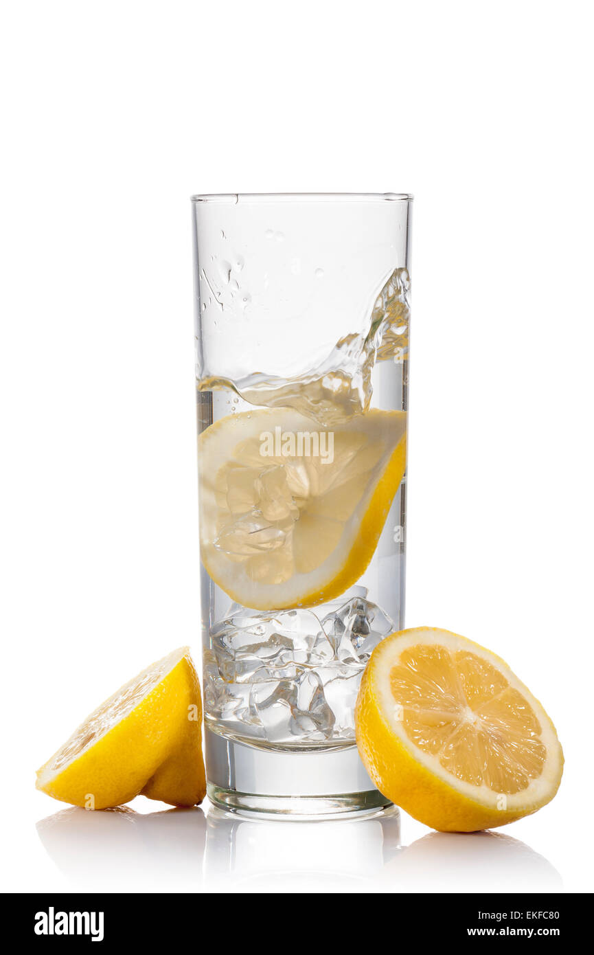 Bicchiere pieno di acqua fresca con limone e il cubo di ghiaccio, su sfondo bianco Foto Stock