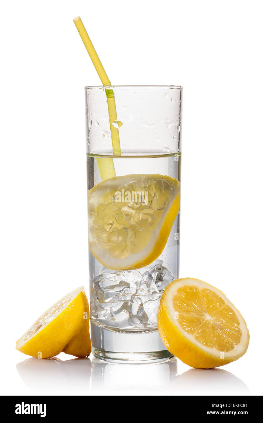 Bicchiere pieno di acqua fresca con limone e il cubo di ghiaccio, su sfondo bianco Foto Stock