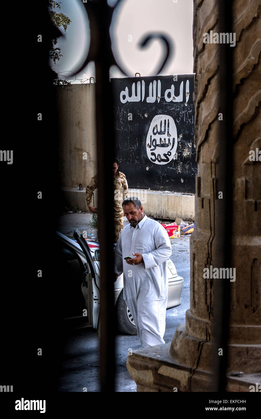 Di Tikrit, Iraq. 05 apr, 2015. L'ingresso alla città è dipinta con il logo della milizia è che, fino a pochi giorni fa, controllata la città di Tikrit, Iraq, 05 aprile 2015. Il sciita forze di mobilitazione Al-Hashd al-Shaabi erano in grado di estrarre i jihadisti. Foto: SEBASTIAN BACKHAUS/dpa/Alamy Live News Foto Stock