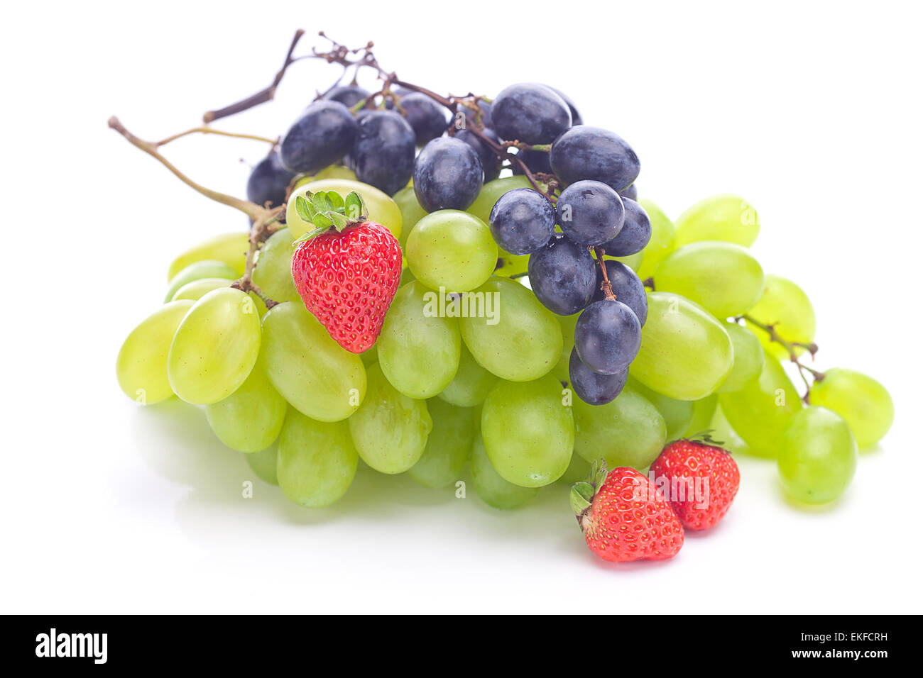 Mazzetto di bianco e uva nera e fragole isolato su whi Foto Stock