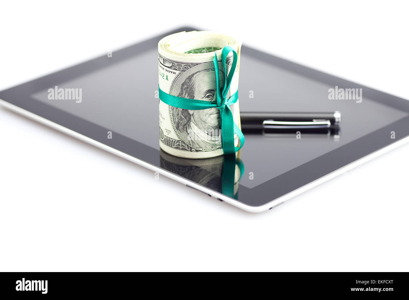 Tablet,tubo di dollari e lo stilo isolato su bianco Foto Stock