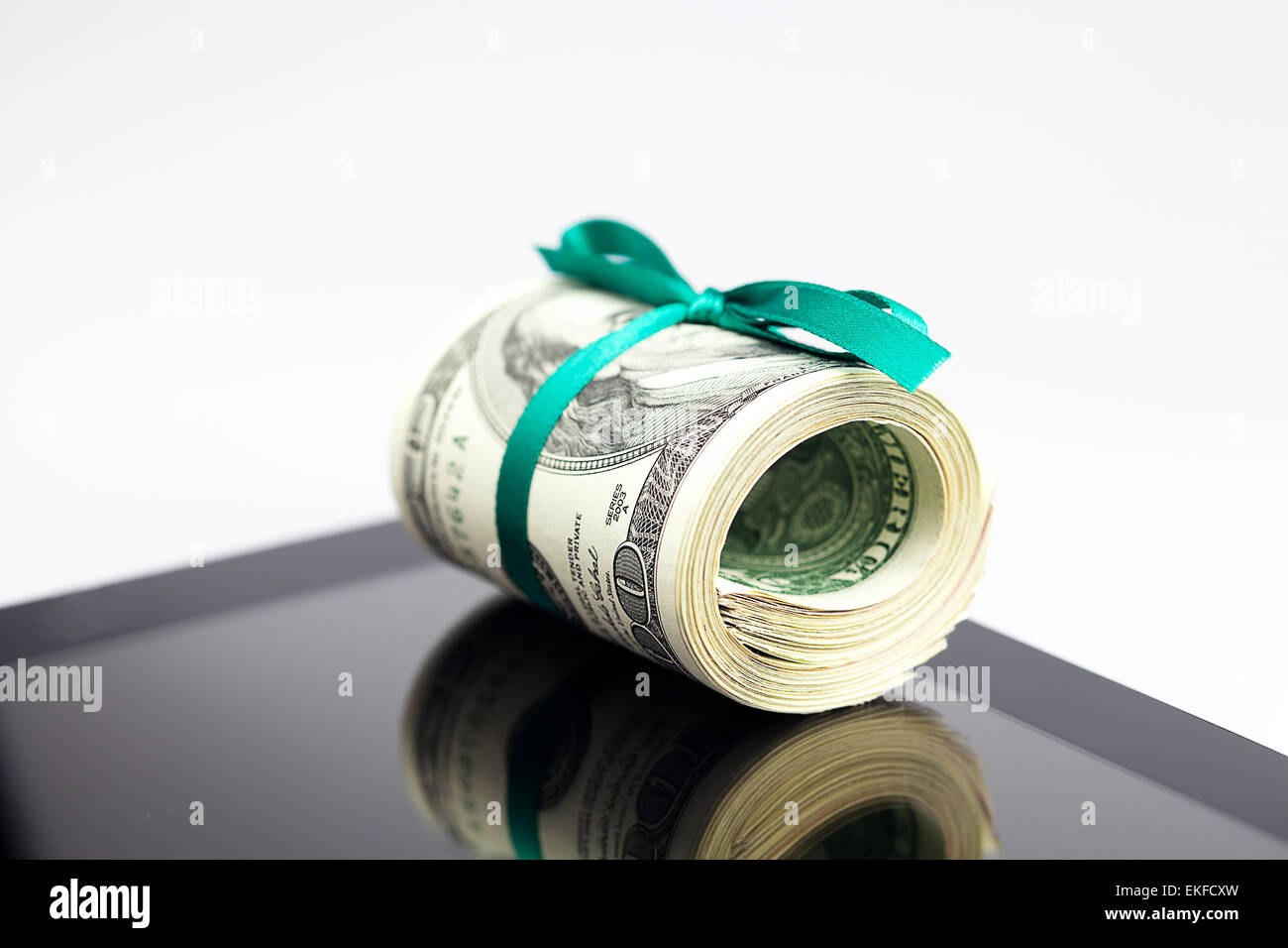 Tablet e il tubo di dollari isolato su bianco Foto Stock