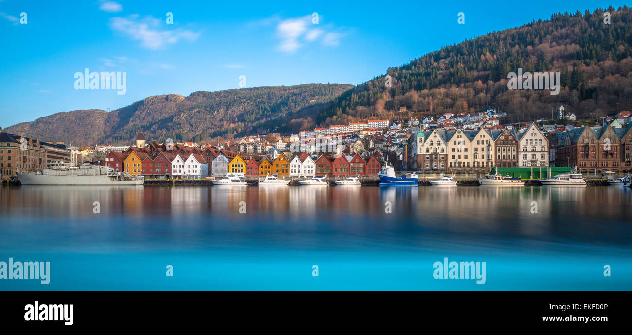 I colorati edifici storici di Bryggen nella città di Bergen, Norvegia Foto Stock