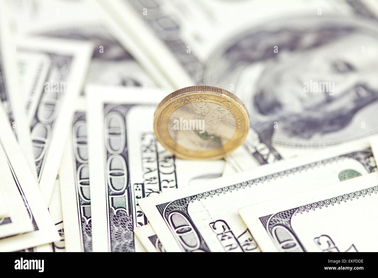 Una moneta in euro nei confronti del dollaro banconote Foto Stock