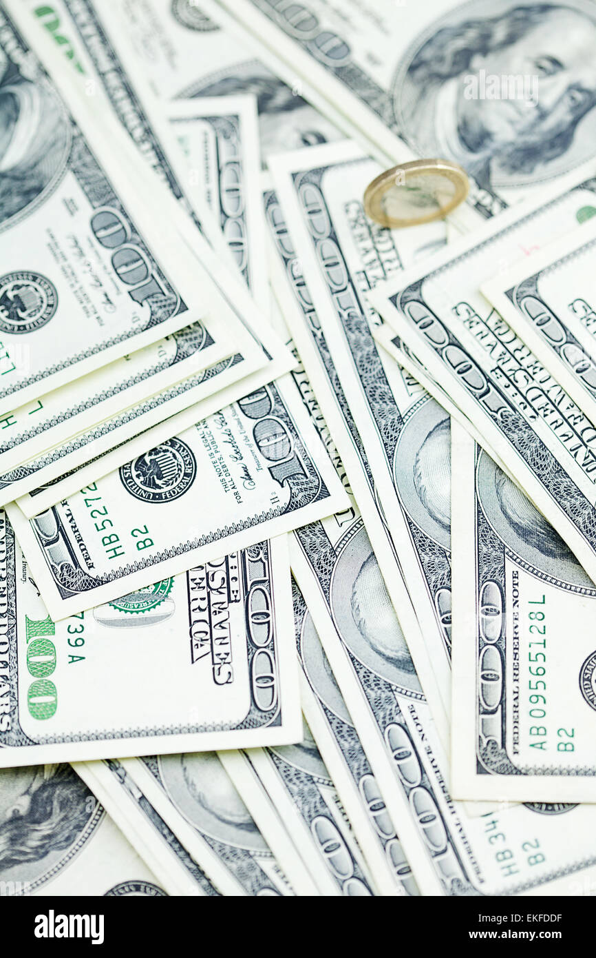 Una moneta in euro nei confronti del dollaro banconote Foto Stock