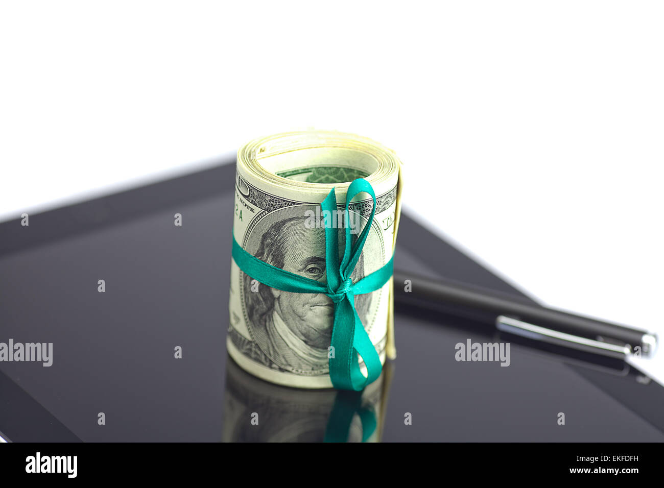 Tablet,tubo di dollari e lo stilo isolato su bianco Foto Stock