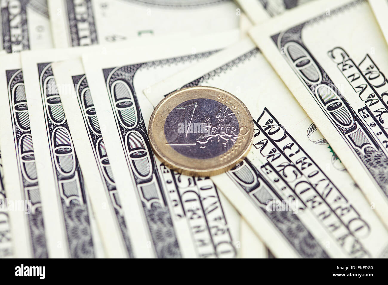 Una moneta in euro nei confronti del dollaro banconote Foto Stock
