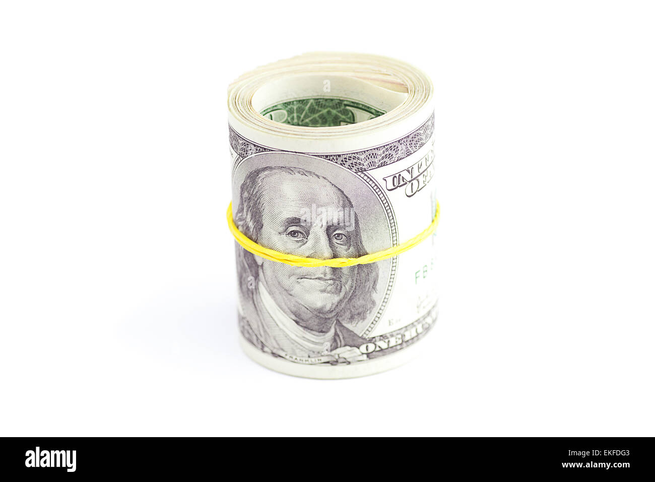 Di dollari arrotolato in un tubo legato con una fascia elastica isolati su Foto Stock
