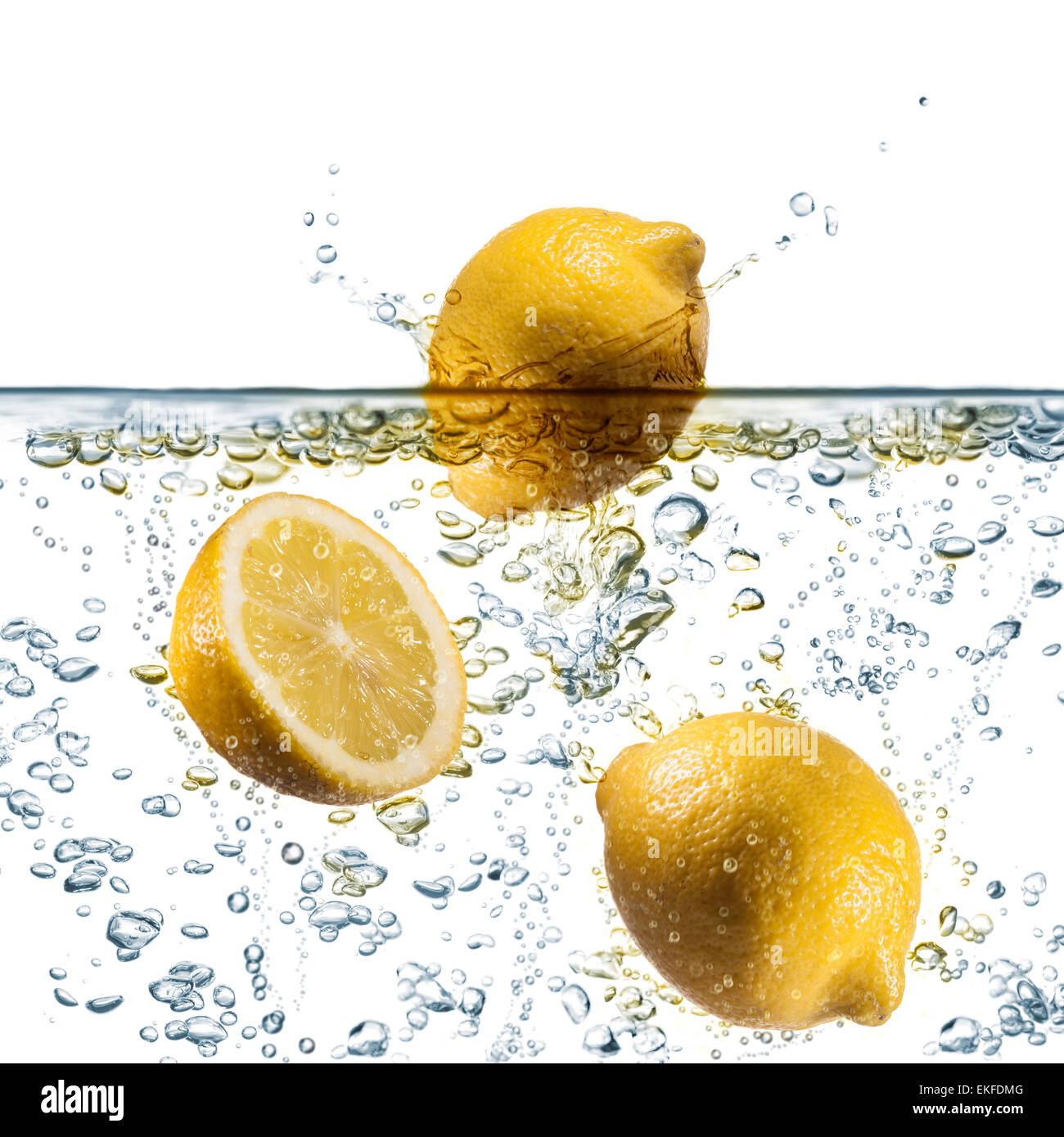 Spruzzi di limone su acqua frizzante, su sfondo bianco Foto Stock