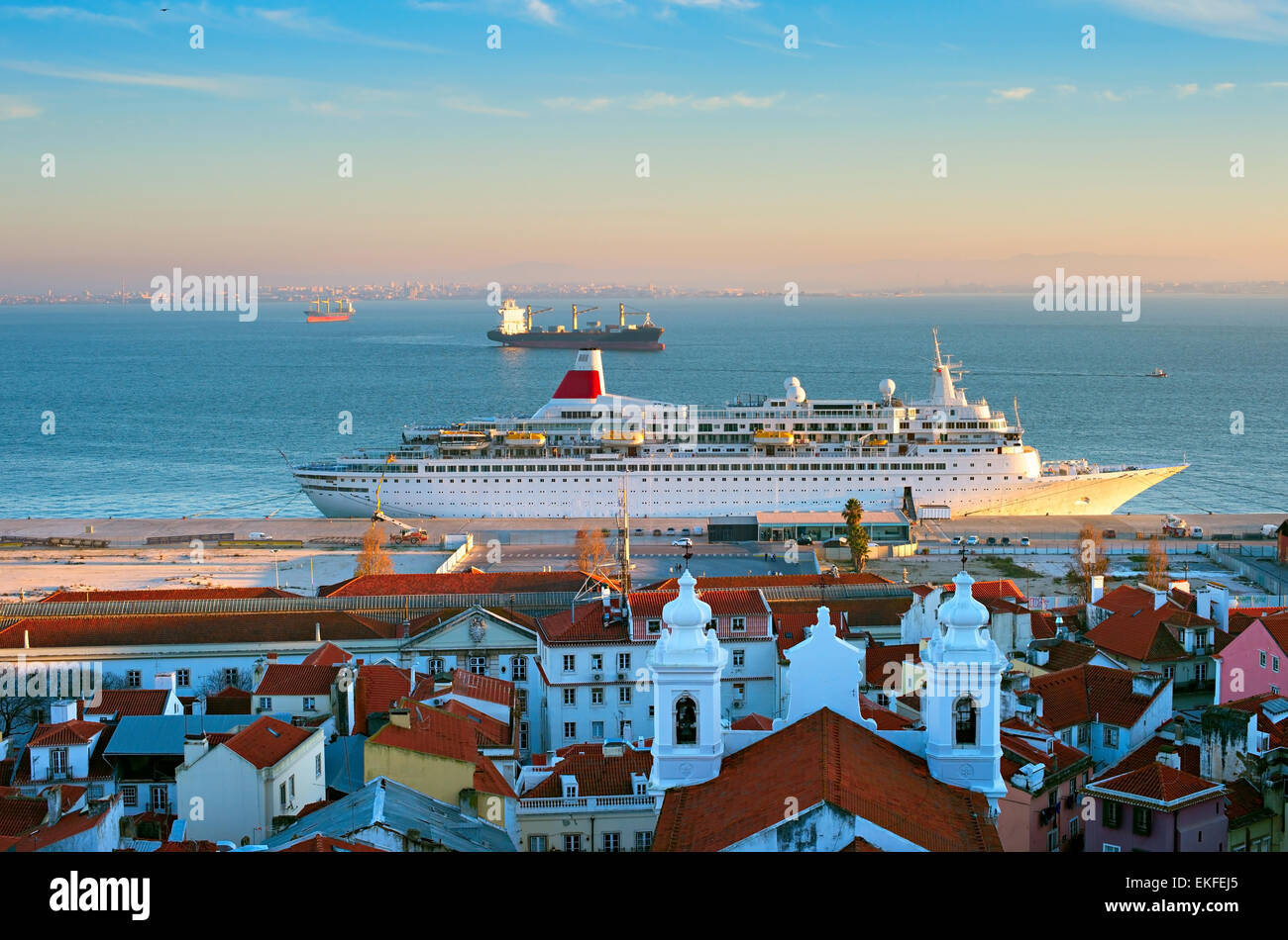 Le navi nel porto di Lisbona al tramonto. Città vecchia di edifici in primo piano. Portogallo Foto Stock