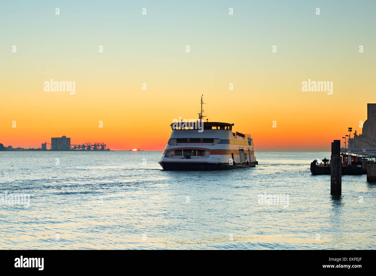 Traghetto da Lisbona a Almada città al tramonto. Portogallo Foto Stock