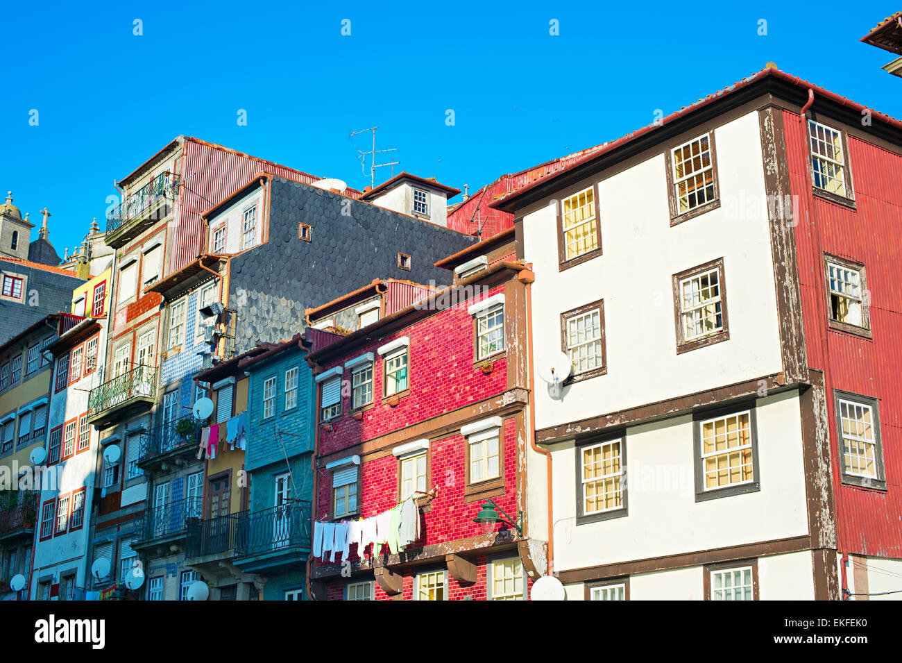Architettura di una vecchia strada di Porto, Portogallo Foto Stock
