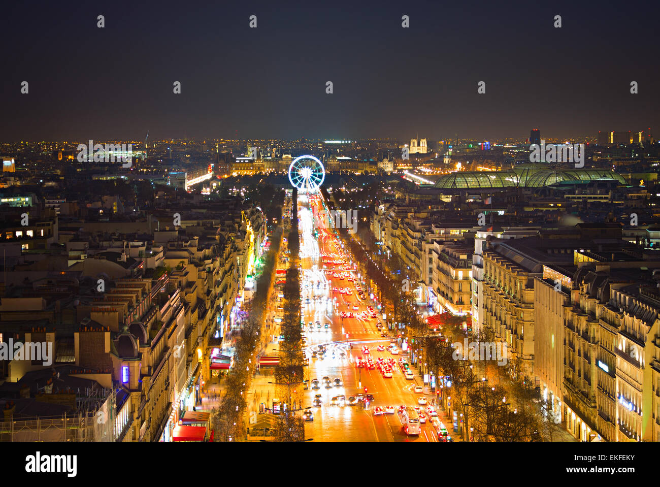 Avenue Champs Elysees e ruota panoramica Ferris a Parigi, Francia. Vista dall'Arco Trionfale Foto Stock