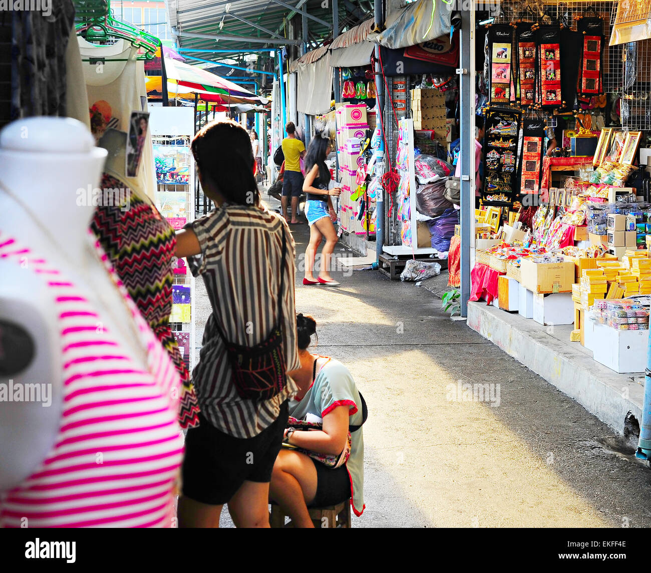 Tourist shopping nel mercato del fine settimana di Chatuchak a Bangkok. È il più grande mercato in Thailandia Foto Stock