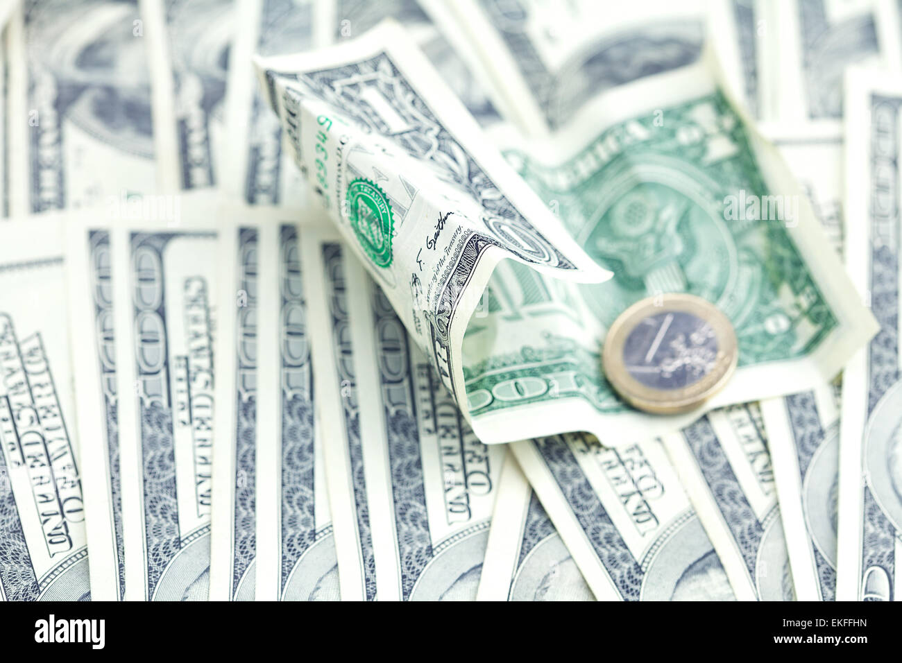 Una moneta in euro nei confronti del dollaro banconote Foto Stock