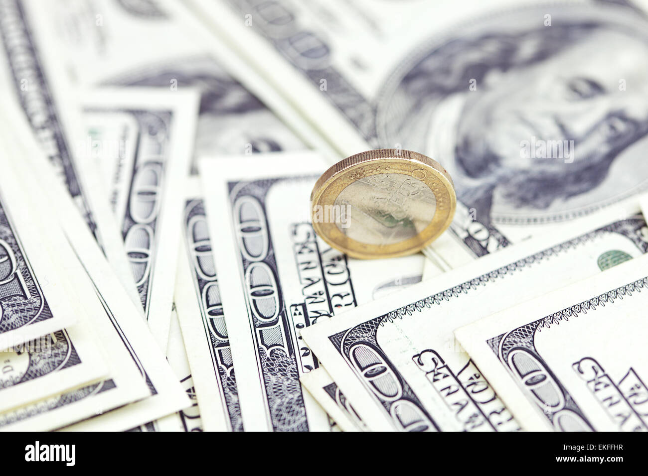 Una moneta in euro nei confronti del dollaro banconote Foto Stock