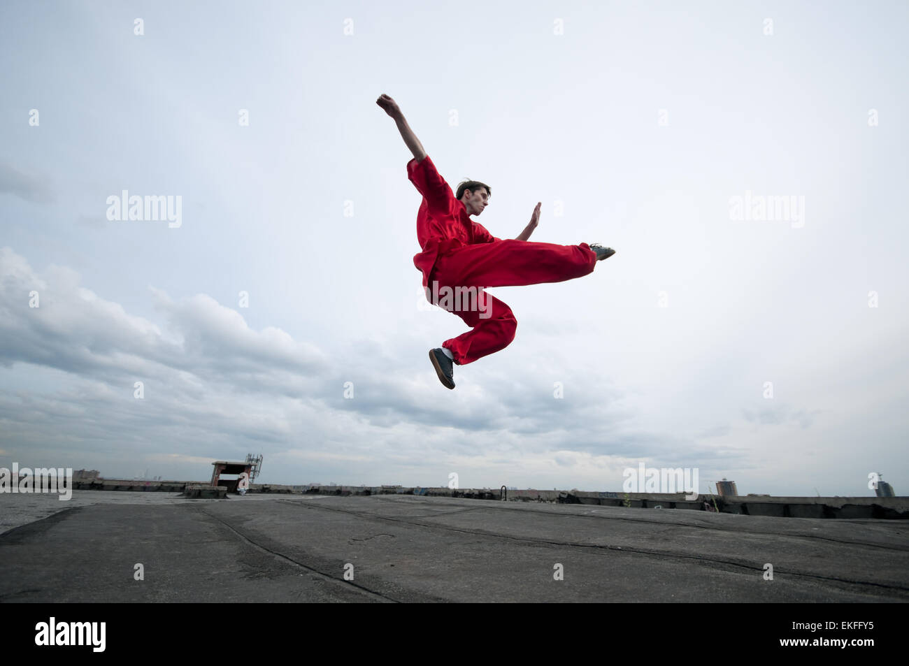 Wushoo uomo in rosso la pratica delle arti marziali Foto Stock