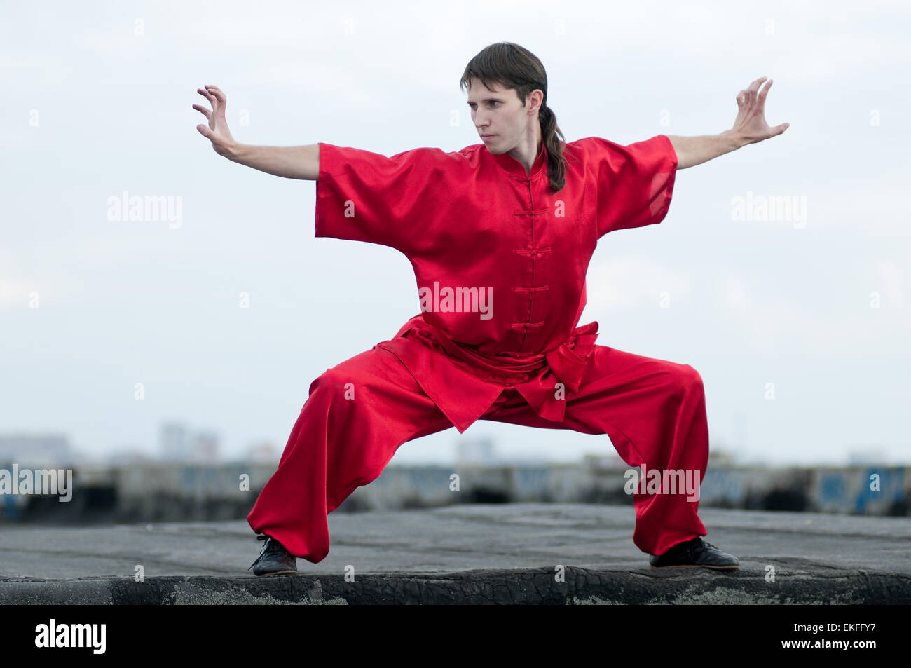 Wushoo uomo in rosso la pratica delle arti marziali Foto Stock