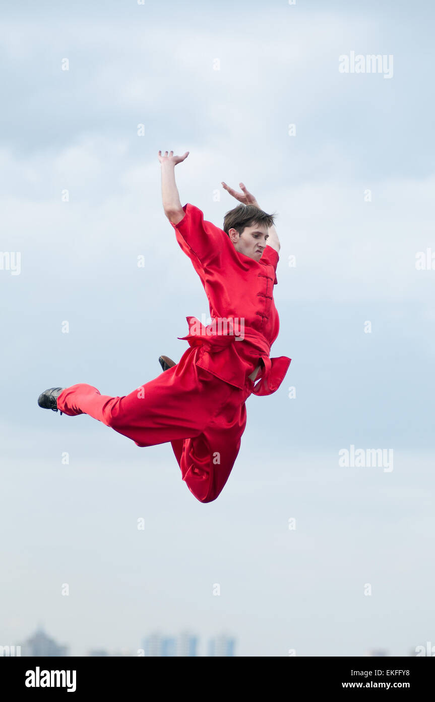Wushoo uomo in rosso la pratica delle arti marziali Foto Stock