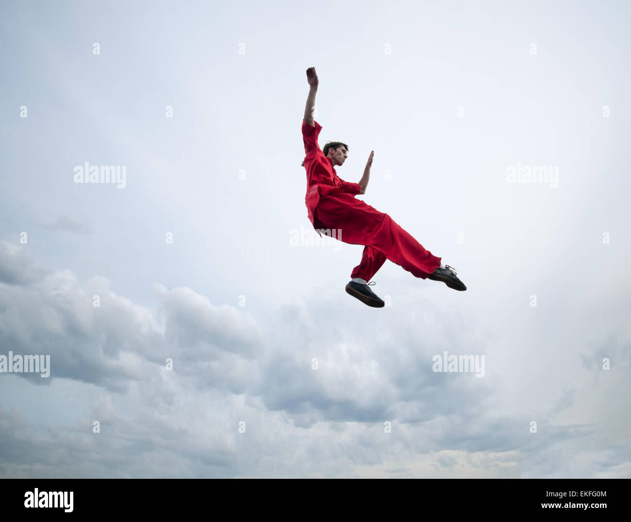 Wushoo uomo in rosso la pratica delle arti marziali Foto Stock