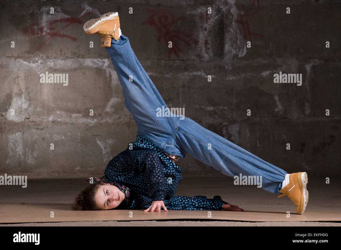 Hip hop ballerino in stile moderno su un muro di mattoni Foto Stock