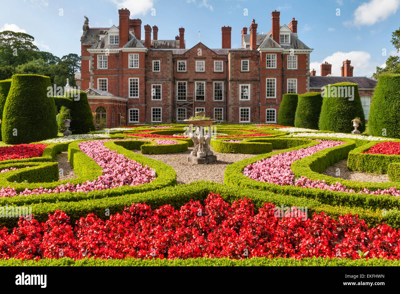 Bodrhyyddan Hall, Rhuddlan, Clwyd, Galles, Regno Unito. Il colorato e formale giardino del parterre vittoriano progettato da W.A. Nesfield, pieno di piante da letto Foto Stock