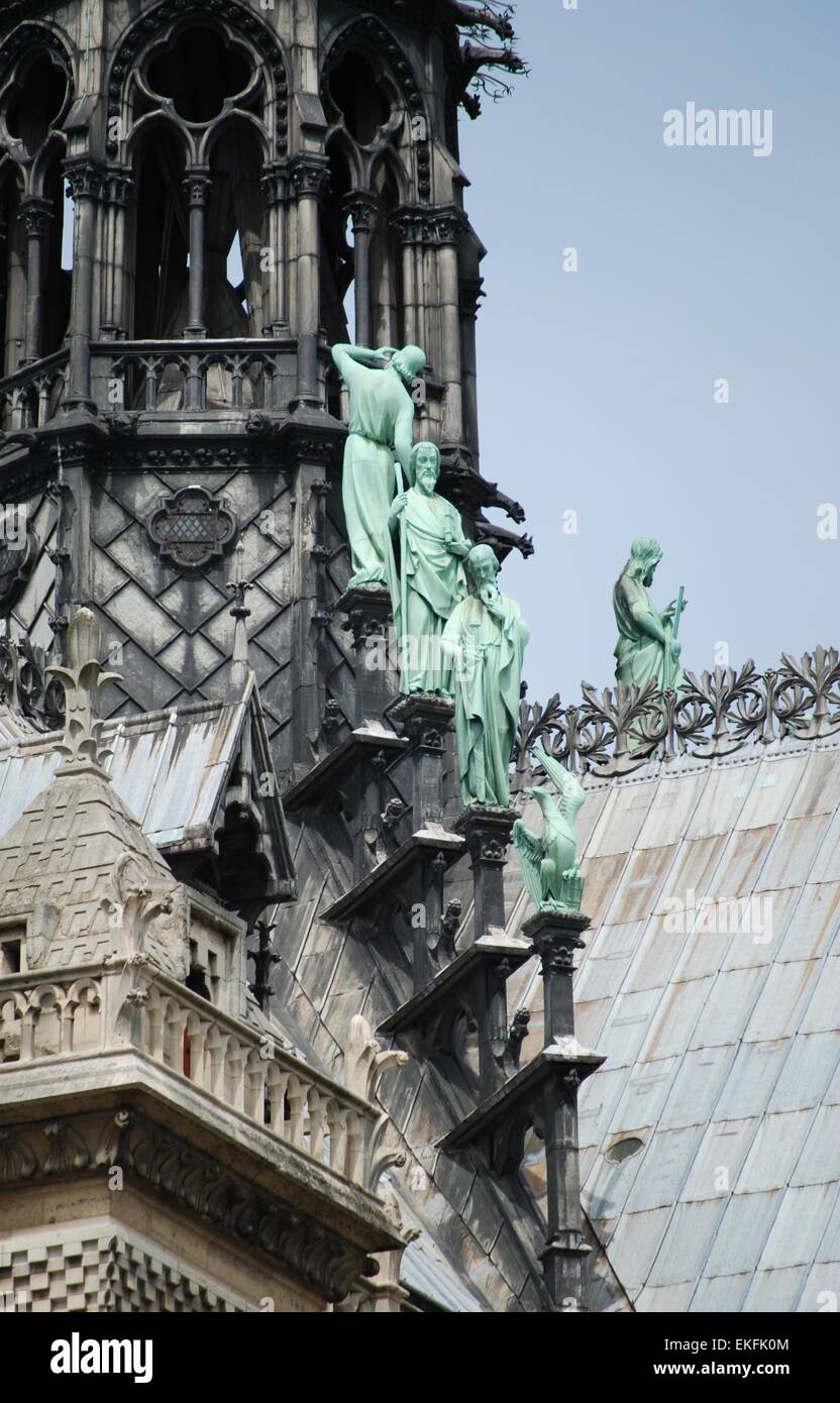 Statue verdi sul tetto della Cattedrale di Notre Dame, Parigi Foto Stock