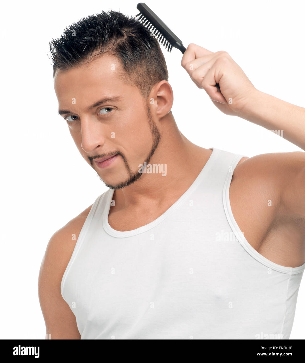 Uomo con i capelli perfetti per utilizzando la spazzola a pettine Foto  stock - Alamy