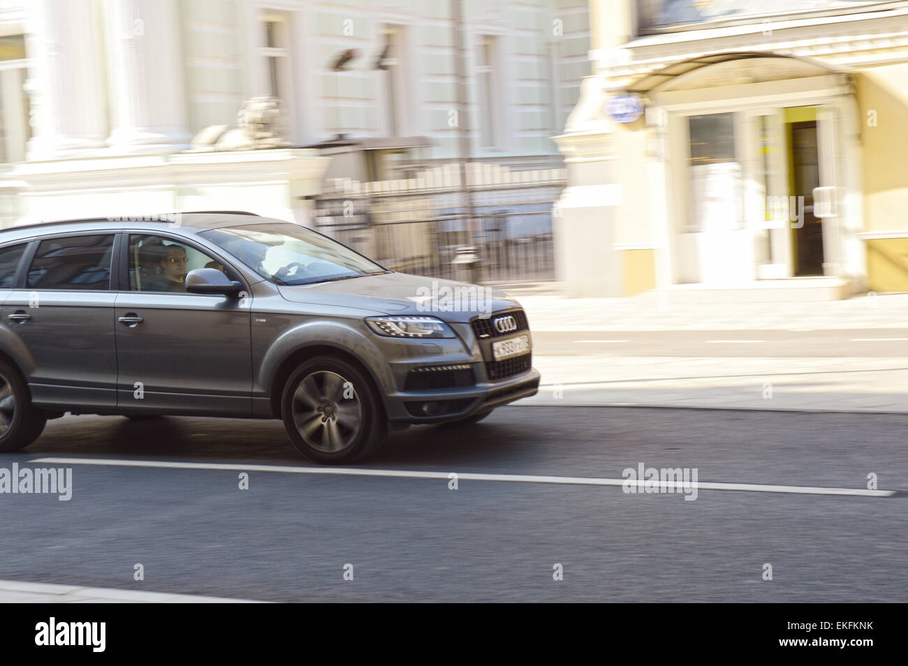 SUV Audi auto corse su una strada di Mosca ad alta velocità Foto Stock