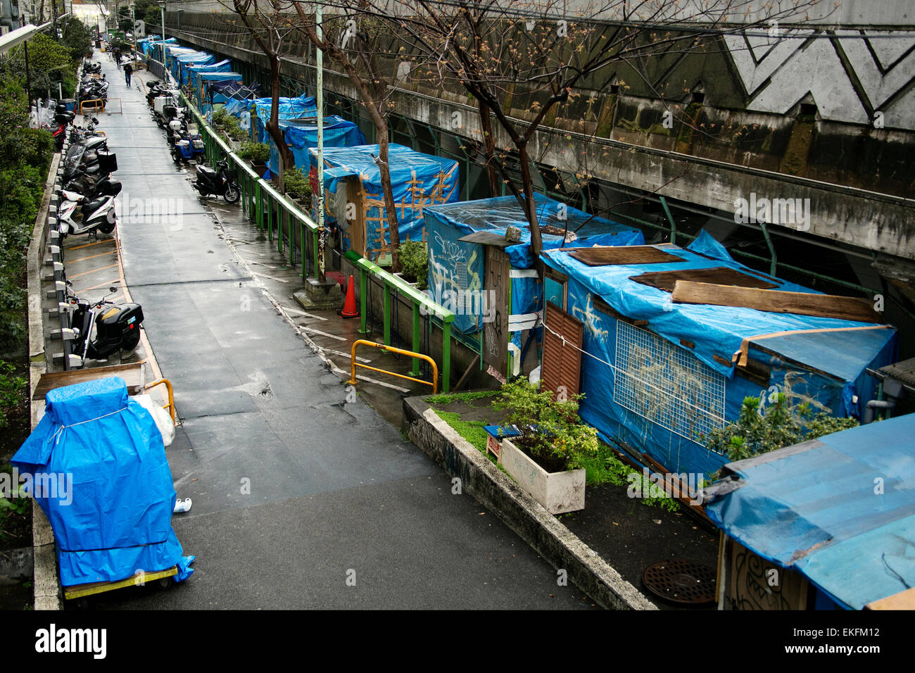 Senzatetto campi allestiti in Miyashita Park il 10 aprile 2015, Tokyo, Giappone. Shibuya è volto a migliorare l'immagine di Miyashita Park nel 2016. L'ultimo programma di ristrutturazione, supportati da Nike Giappone sotto una denominazione accordo diritti, si è conclusa nel 2011. Prima che i lavori di ristrutturazione inizia il piano è quello di spostare tutti i senzatetto che attualmente vivono nel parco in una posizione diversa. Shibuya è una delle molte aree di Tokyo che mira a rafforzare la sua immagine prima del 2020 Tokyo Olimpiadi. © Rodrigo Reyes Marin/AFLO/Alamy Live News Foto Stock