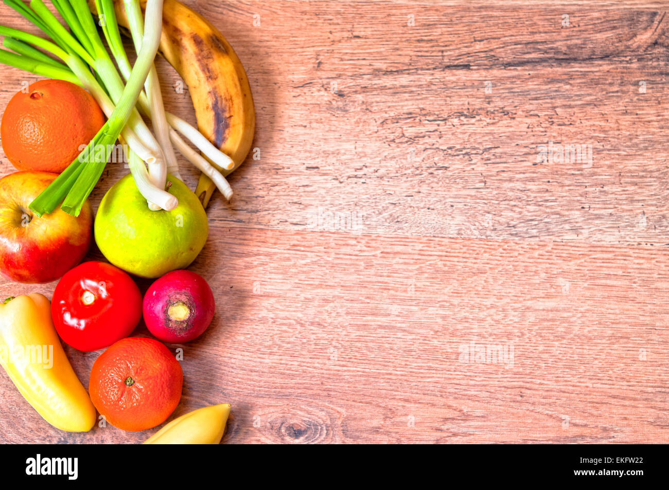 Verdure alimentare background mercato tabella verdura fresca biologica di legno naturale in legno sano parte superiore rossa frutta ingredienti green farm Foto Stock