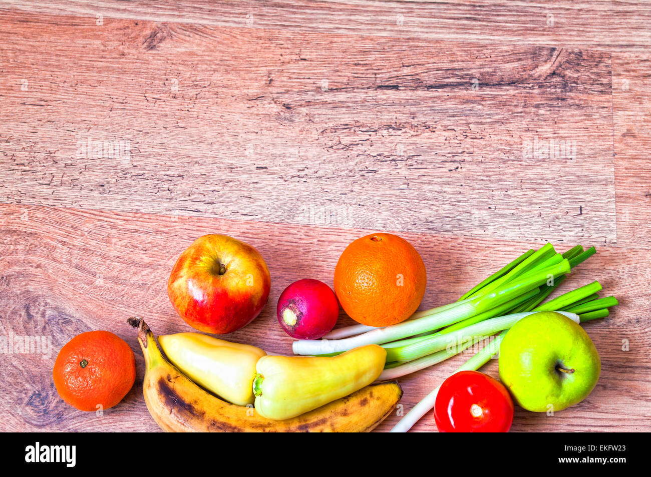 Verdure alimentare background mercato tabella verdura fresca biologica di legno naturale in legno sano parte superiore rossa frutta ingredienti green farm Foto Stock