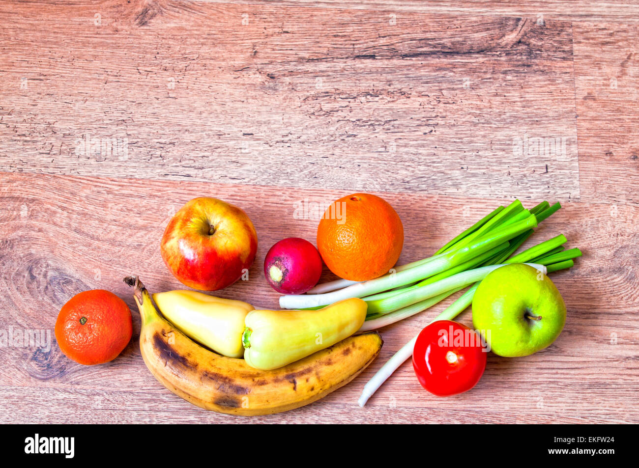 Verdure alimentare background mercato tabella verdura fresca biologica di legno naturale in legno sano parte superiore rossa frutta ingredienti green farm Foto Stock