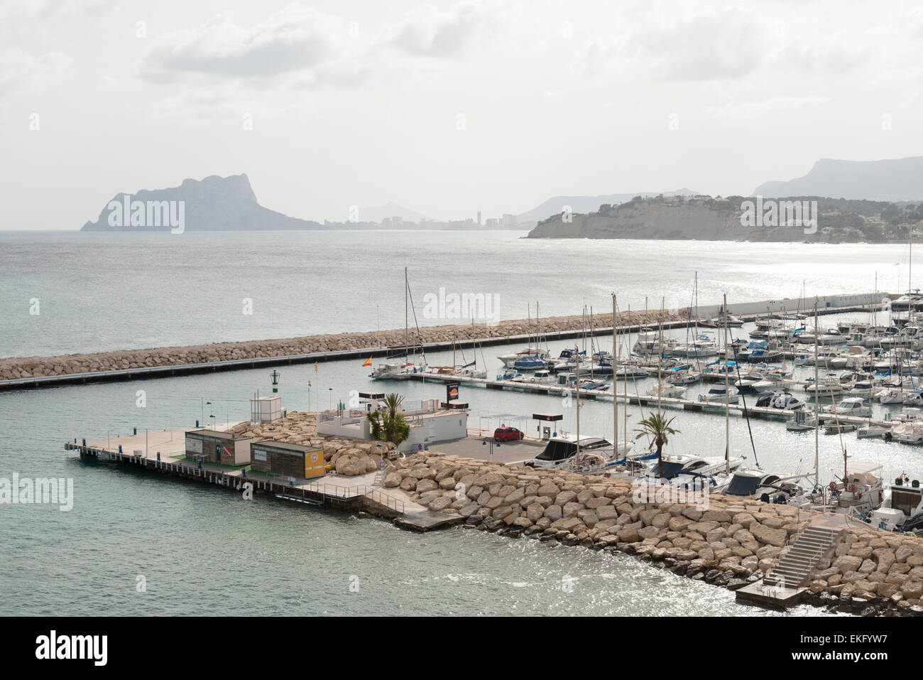 Imbarcazioni da diporto ormeggiata in porto a Moraira Costa Blanca e sul Mar Mediterraneo Spagna Foto Stock