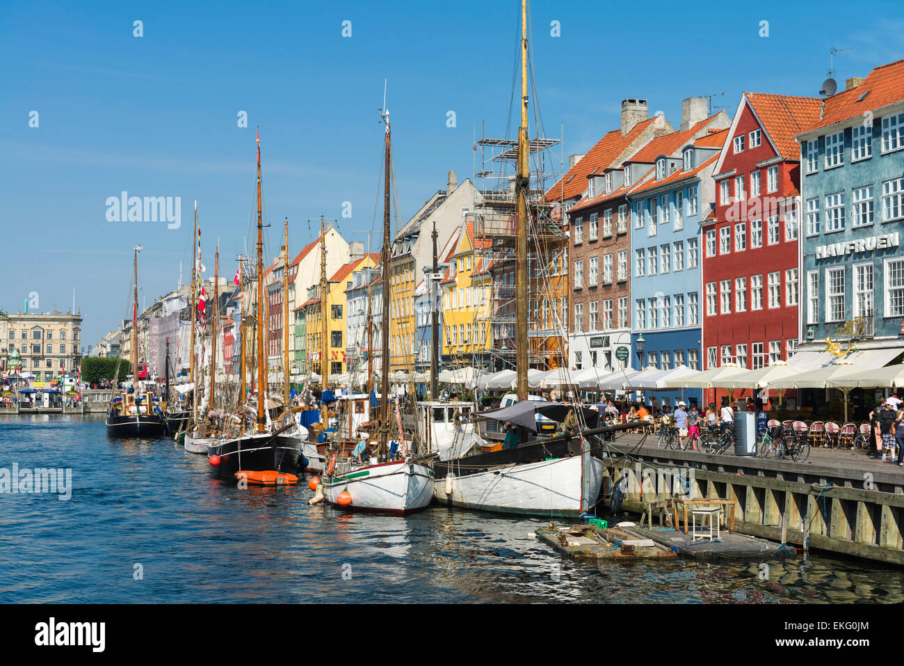Facciate colorate del XVII e XVIII secolo case a schiera e la storica linea di navi Nyhavn canal, lungomare di Copenhagen, Danimarca Foto Stock