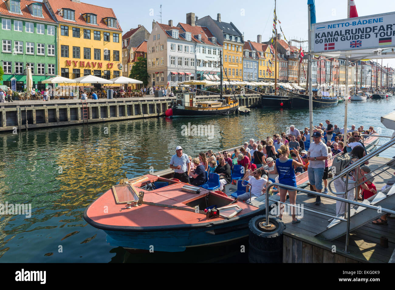 Un canale e un tour del porto di barca di crociera si prepara a lasciare la sua base di Nyhavn, Copenhagen, Danimarca. Foto Stock
