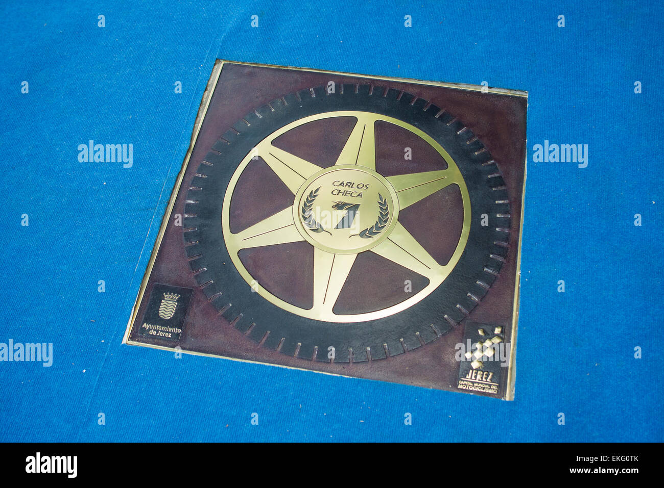 Jerez de la Frontera, Andalusia, Spagna, 10 Aprile 2015: Carlos Checa, ex-pilota MotoGP pone con omaggio di carriera star al motociclo walk of fame a Jerez de la Frontera, Spagna. Credito: Kiko Jimenez/Alamy Live News Foto Stock