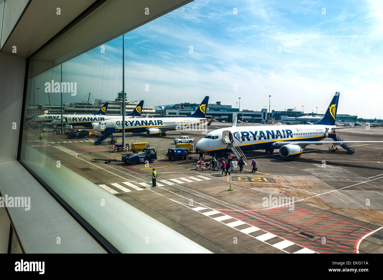 Aerei Ryanair sul supporto all'aeroporto di Dublino in Irlanda Foto Stock