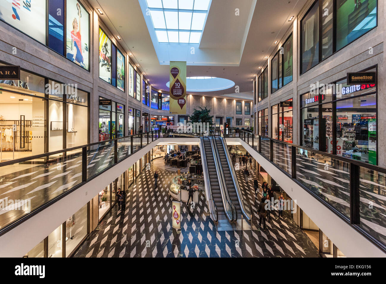 Interno del moderno centro commerciale Munsterarkaden in Muenster, Germania Foto Stock