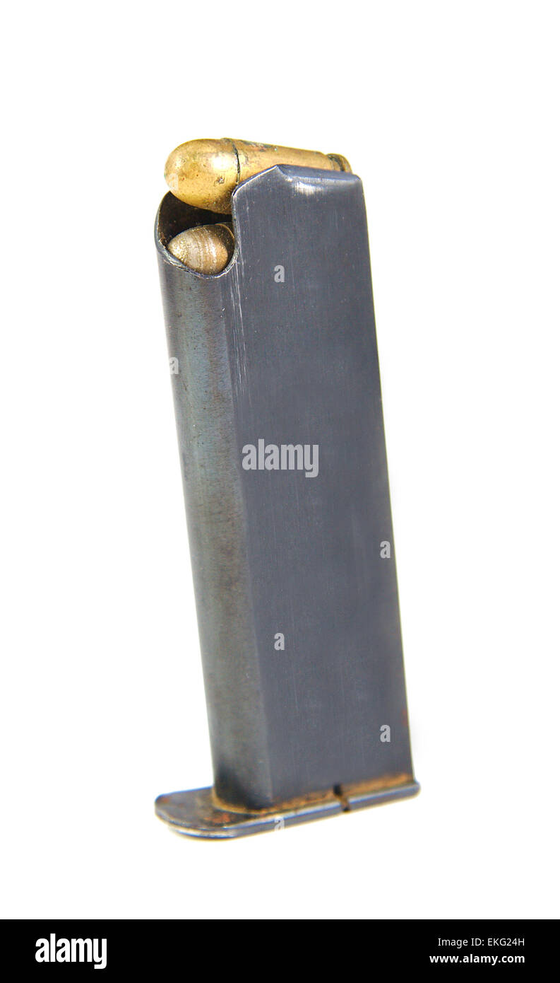Pistola magazin o cartuccia con proiettili isolati su sfondo bianco Foto Stock