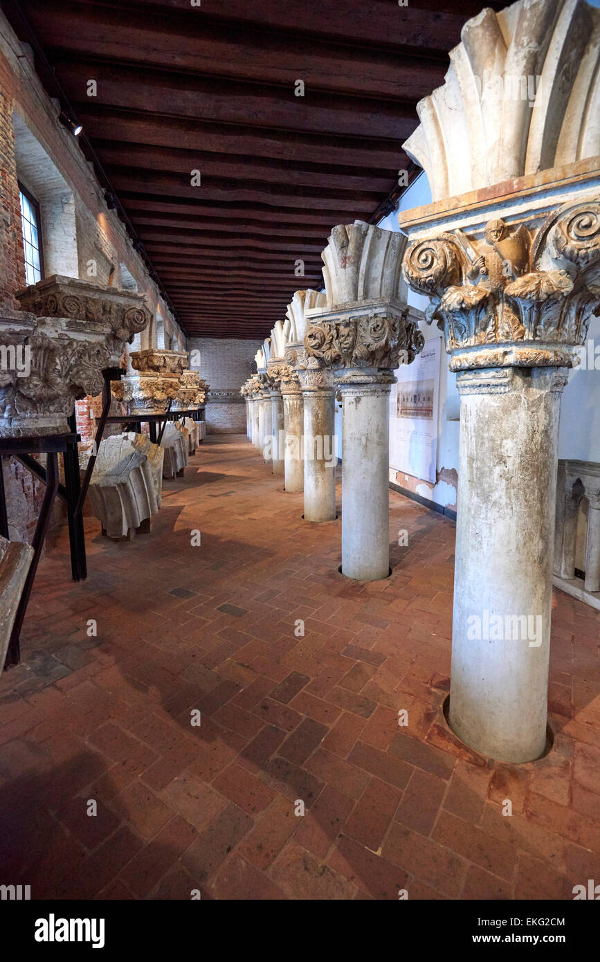 Il Palazzo Ducale è costruito in stile gotico veneziano, e uno dei principali punti di riferimento della città di Venezia del nord Italia. Foto Stock